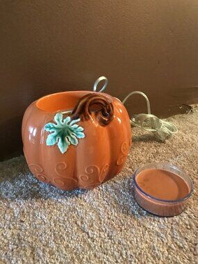 Yankee Candle wax warmer with  new wax tart